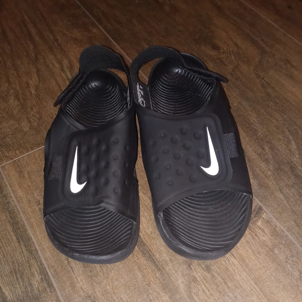 Nike boys black sandals size 2.